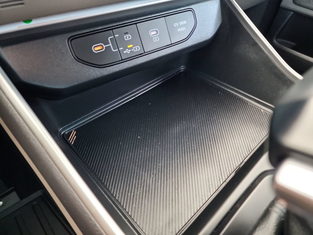 Used 2025 Kia Carnival FWD image 28