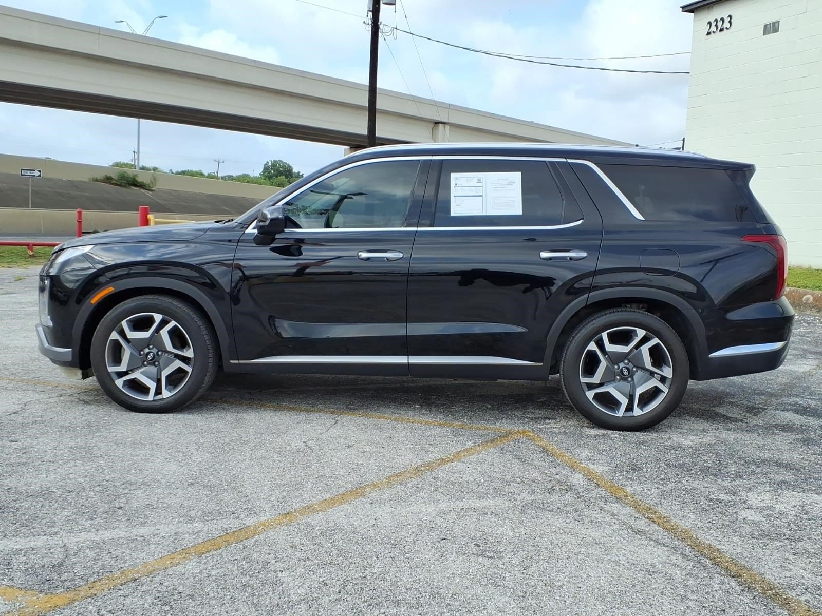 Used 2024 Hyundai Palisade Limited FWD image 2