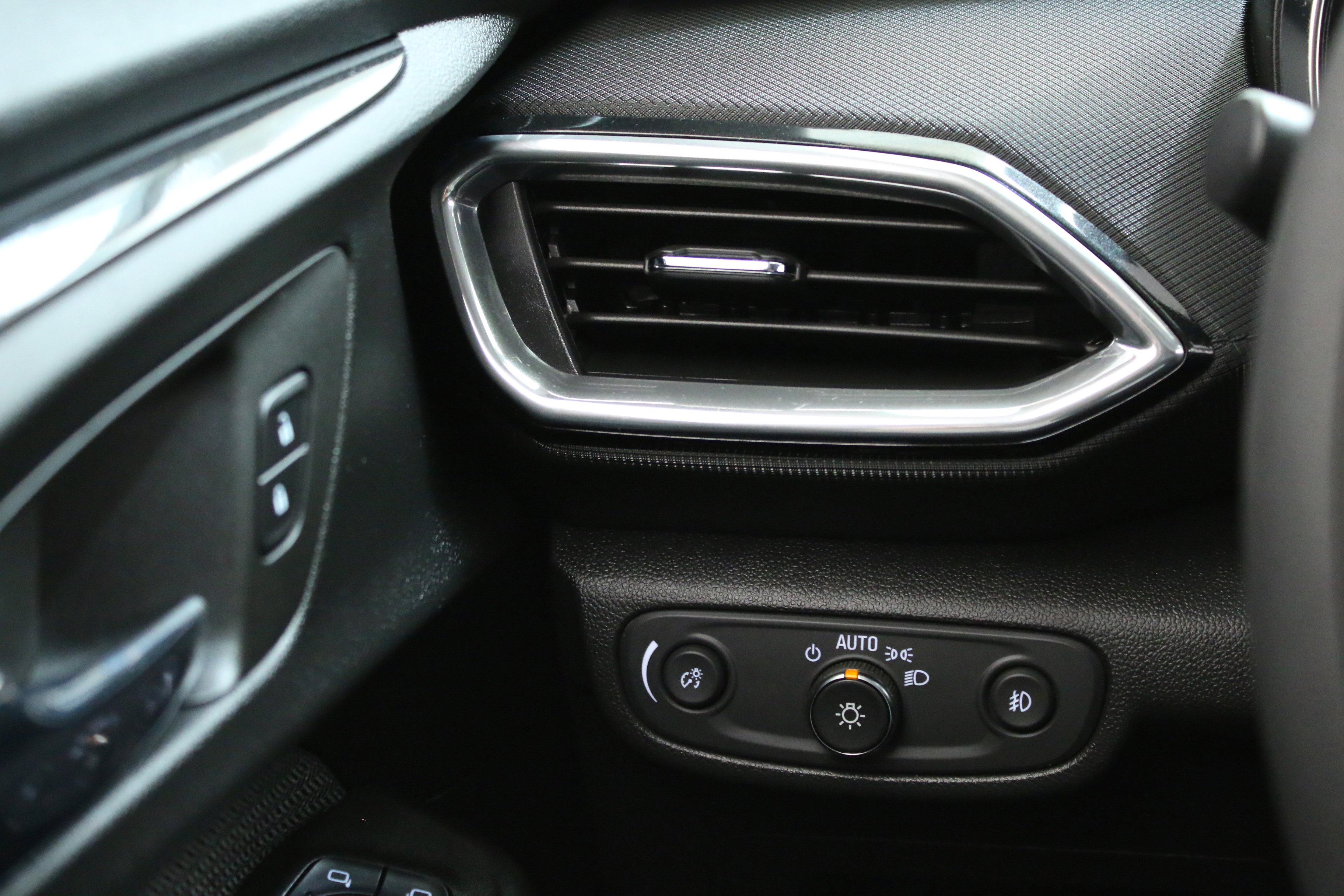 Used 2023 Chevrolet TrailBlazer LT w/ Convenience Package image 17