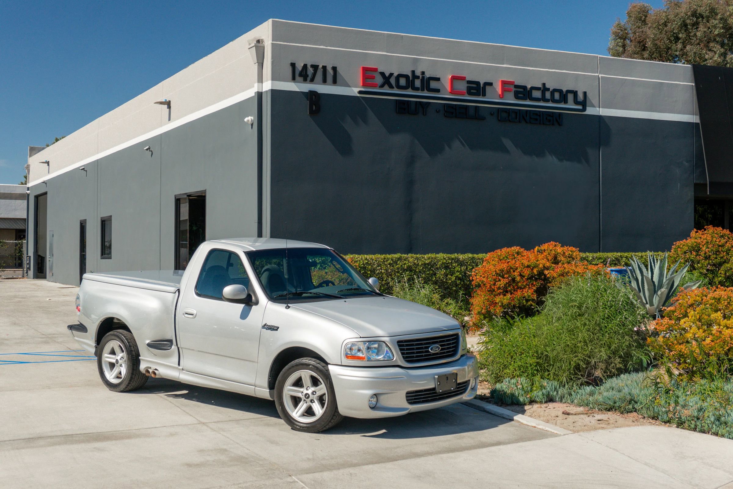 Used 2004 Ford F150 Lightning RWD image 1