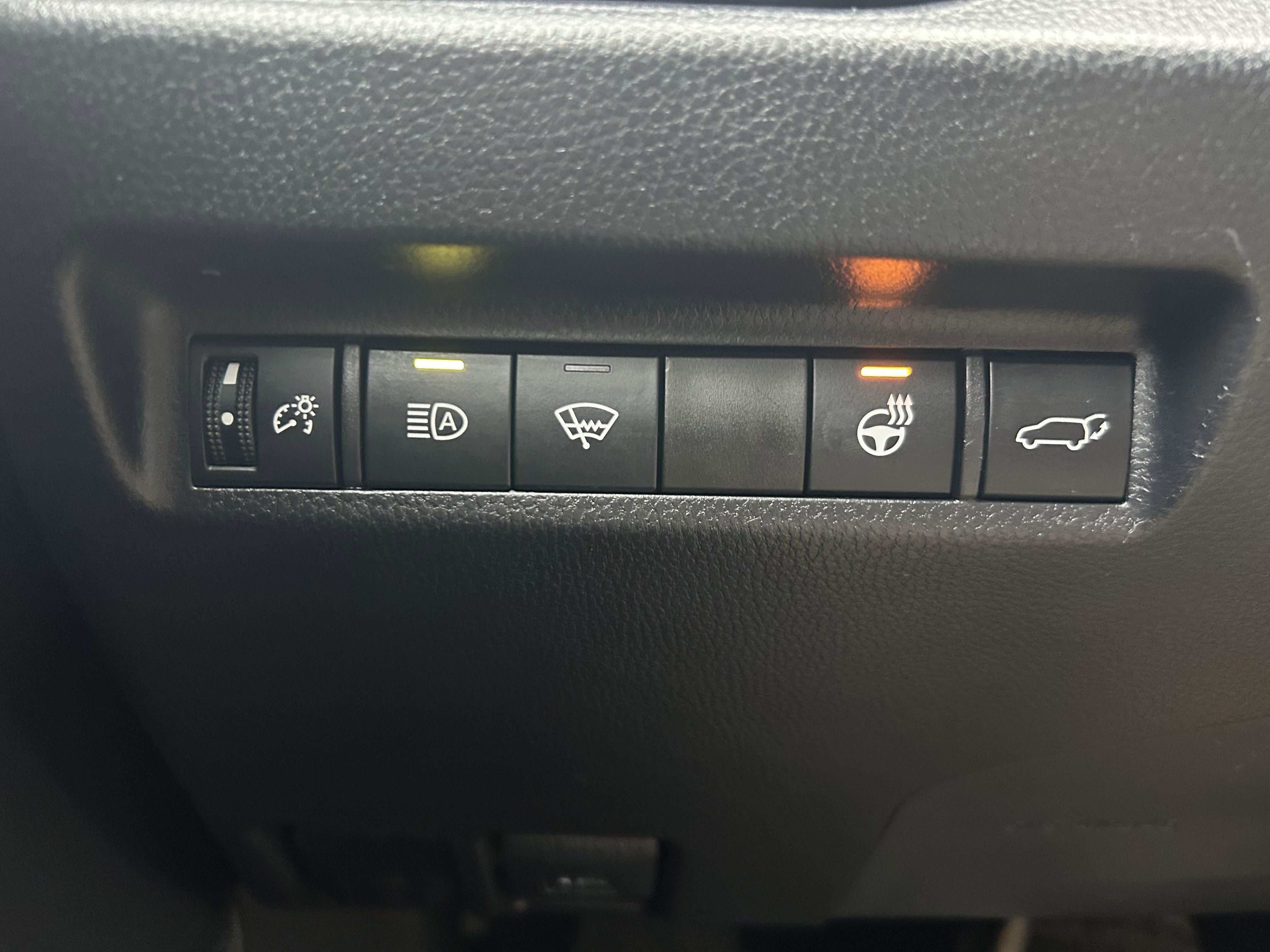 Used 2022 Toyota RAV4 XLE Premium image 19