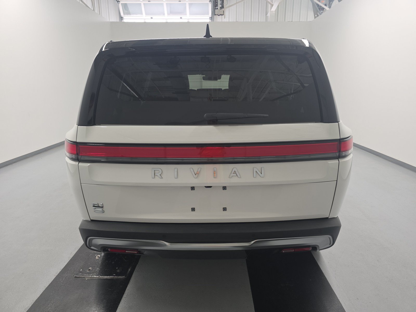 Used 2025 Rivian R1S Adventure AWD/4WD image 4