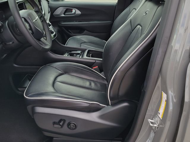 Used 2025 Chrysler Pacifica Limited FWD image 9