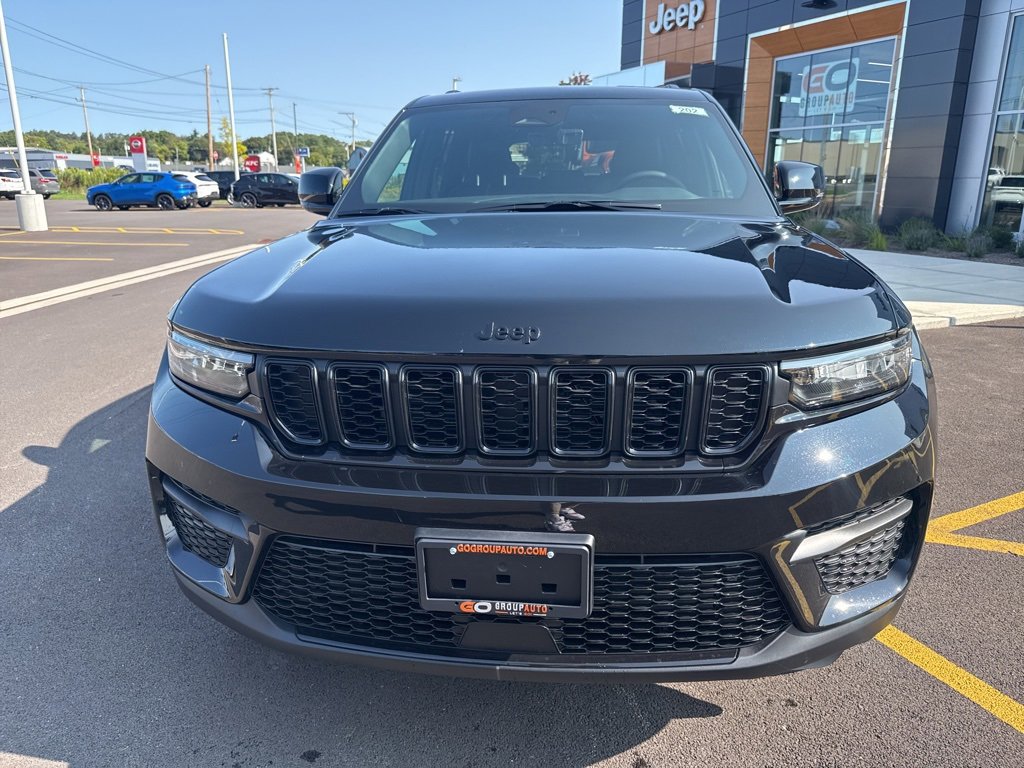 New 2025 Jeep Grand Cherokee Altitude image 2