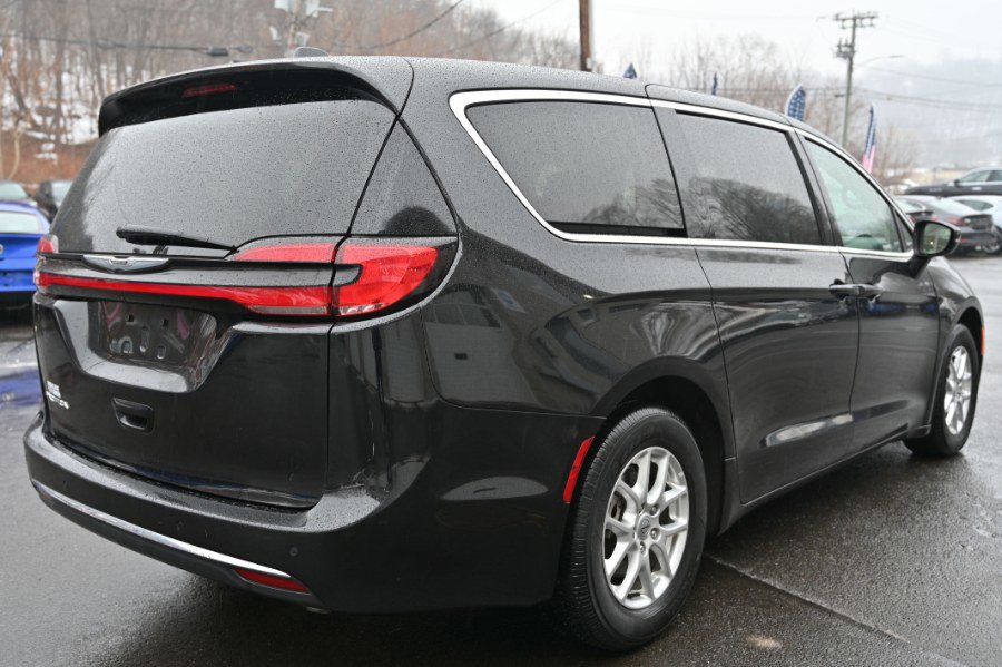 Used 2023 Chrysler Pacifica Touring-L FWD image 5