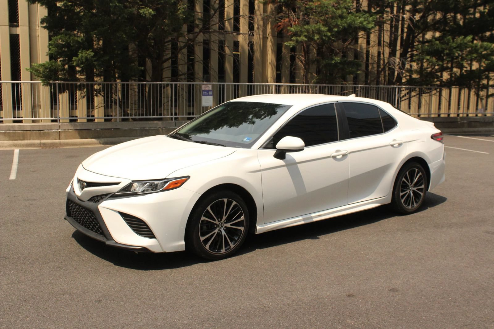 Used 2019 Toyota Camry SE FWD image 11