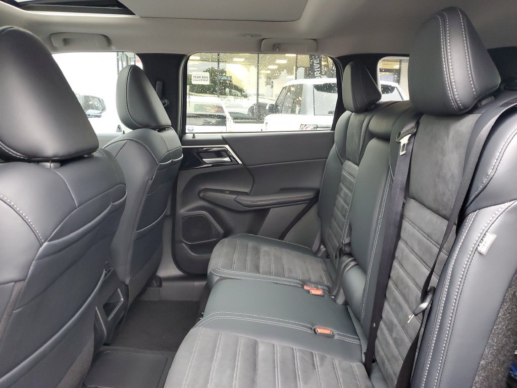 Used 2025 Mitsubishi Outlander SE AWD/4WD image 14