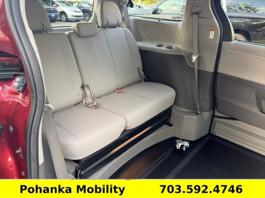 Used 2020 Toyota Sienna XLE w/ XLE Navigation Package FWD image 12