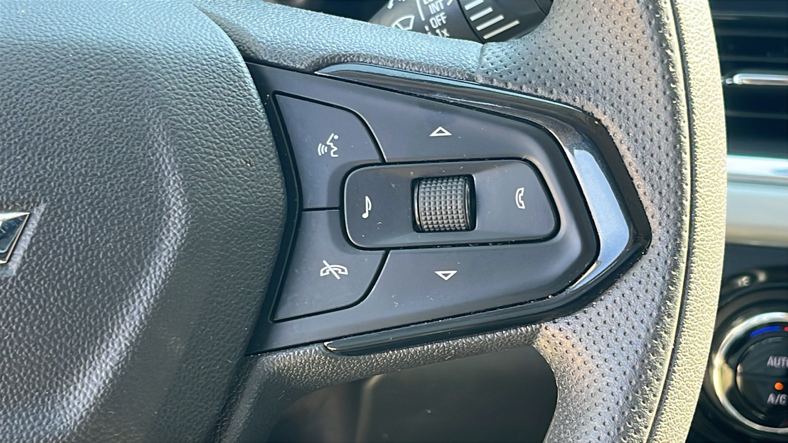 Used 2025 Chevrolet Trax LT FWD image 18