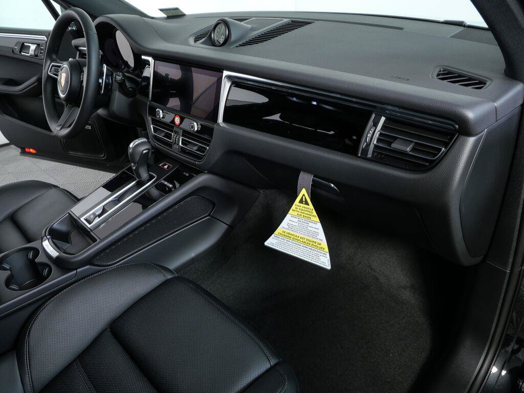 Certified 2026 Porsche Macan AWD/4WD image 22
