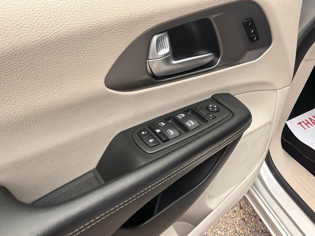 Used 2023 Chrysler Pacifica Touring-L FWD image 28