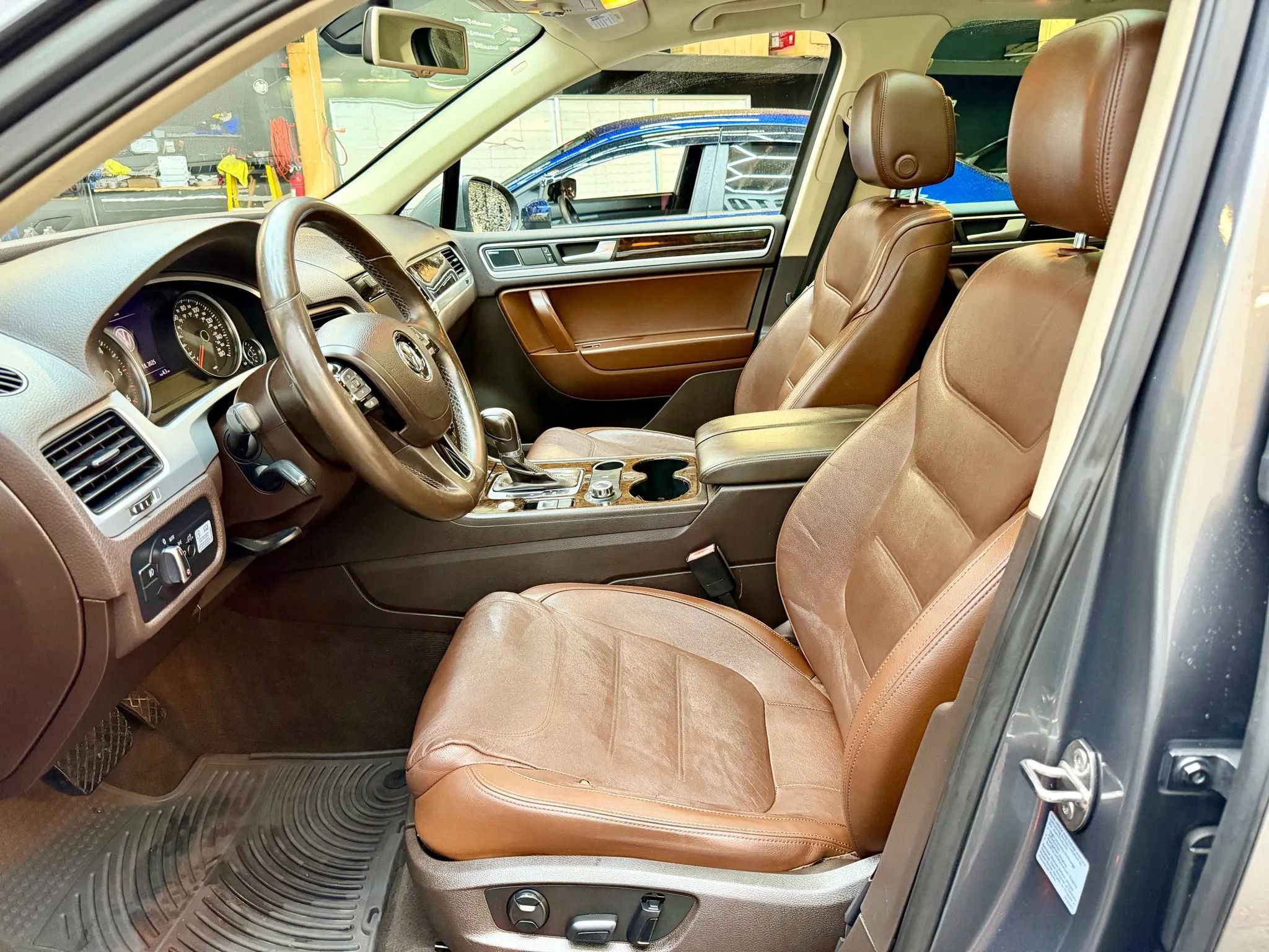 Used 2013 Volkswagen Touareg TDI image 11