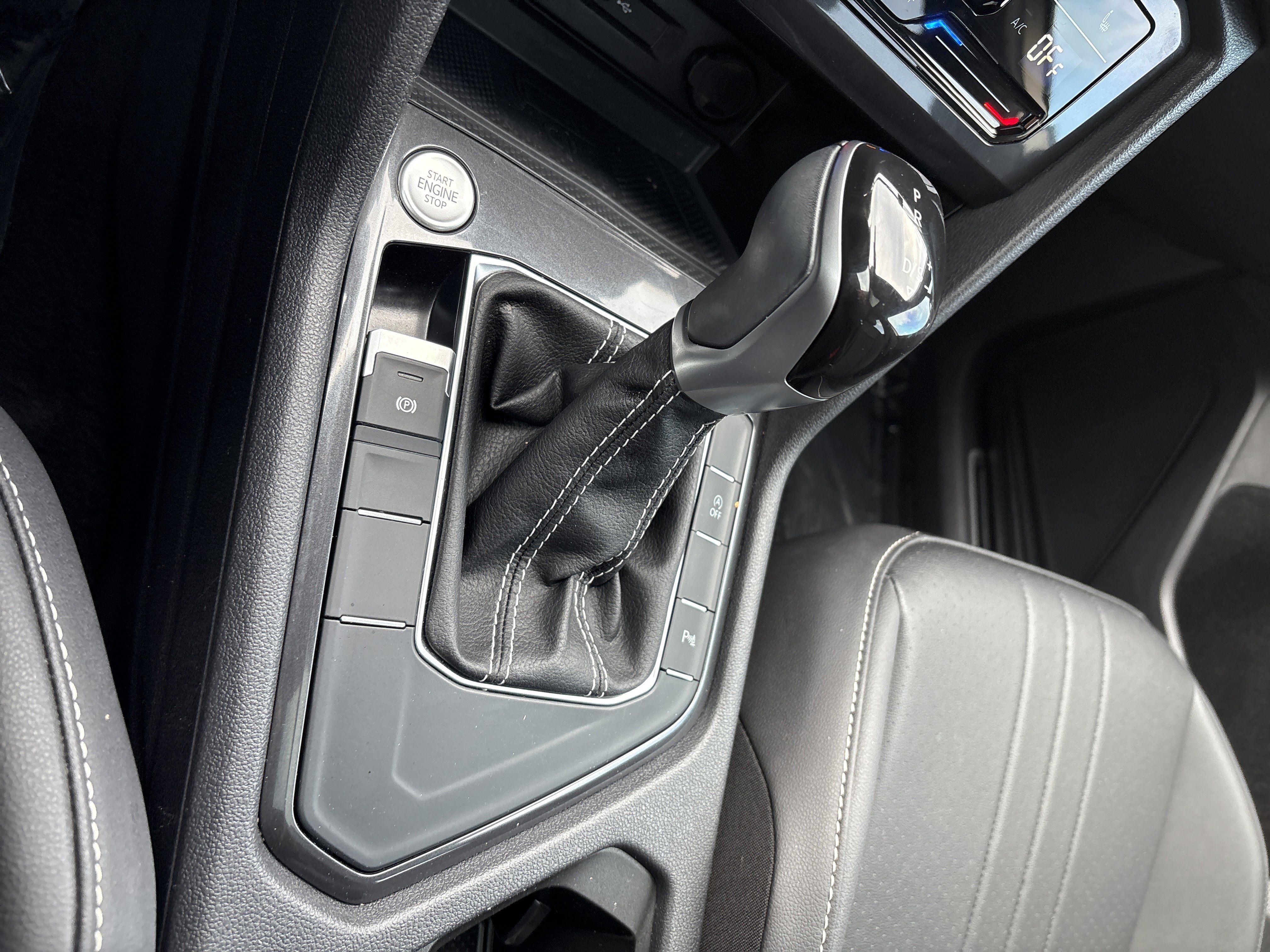 Used 2023 Volkswagen Tiguan SE R-Line image 31