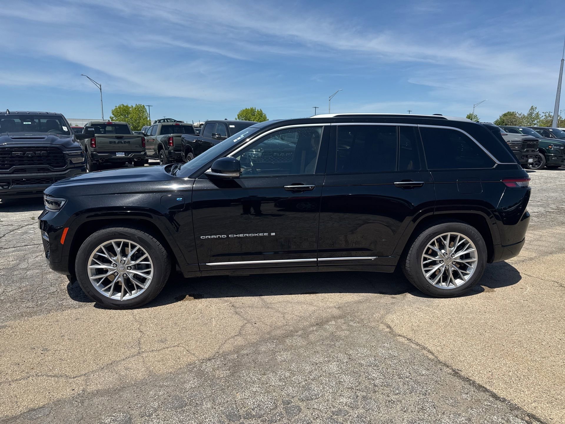 Used 2022 Jeep Grand Cherokee Summit w/ Advanced Protech Group IV AWD/4WD image 9