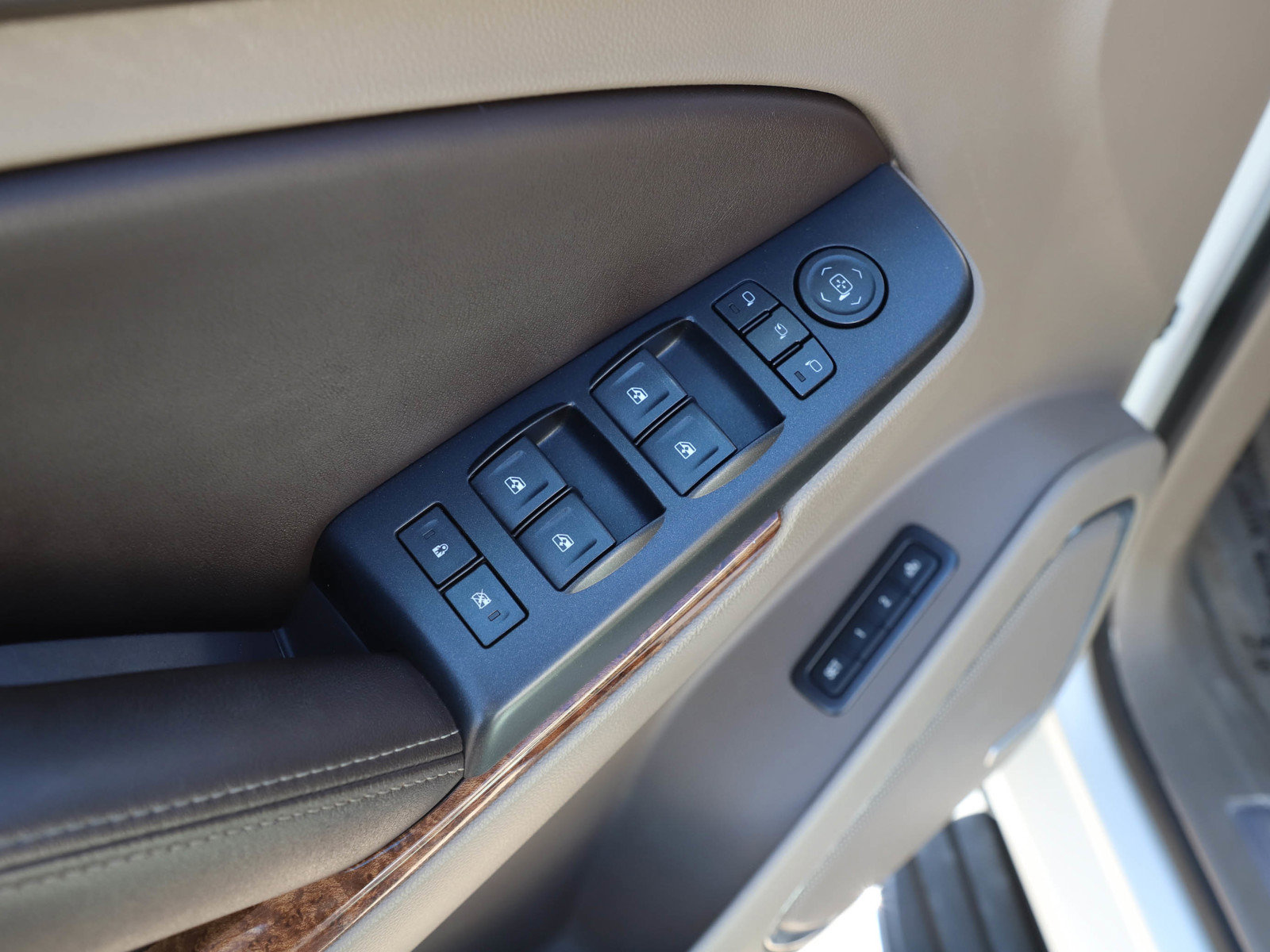 Used 2015 Chevrolet Tahoe LTZ AWD/4WD image 21