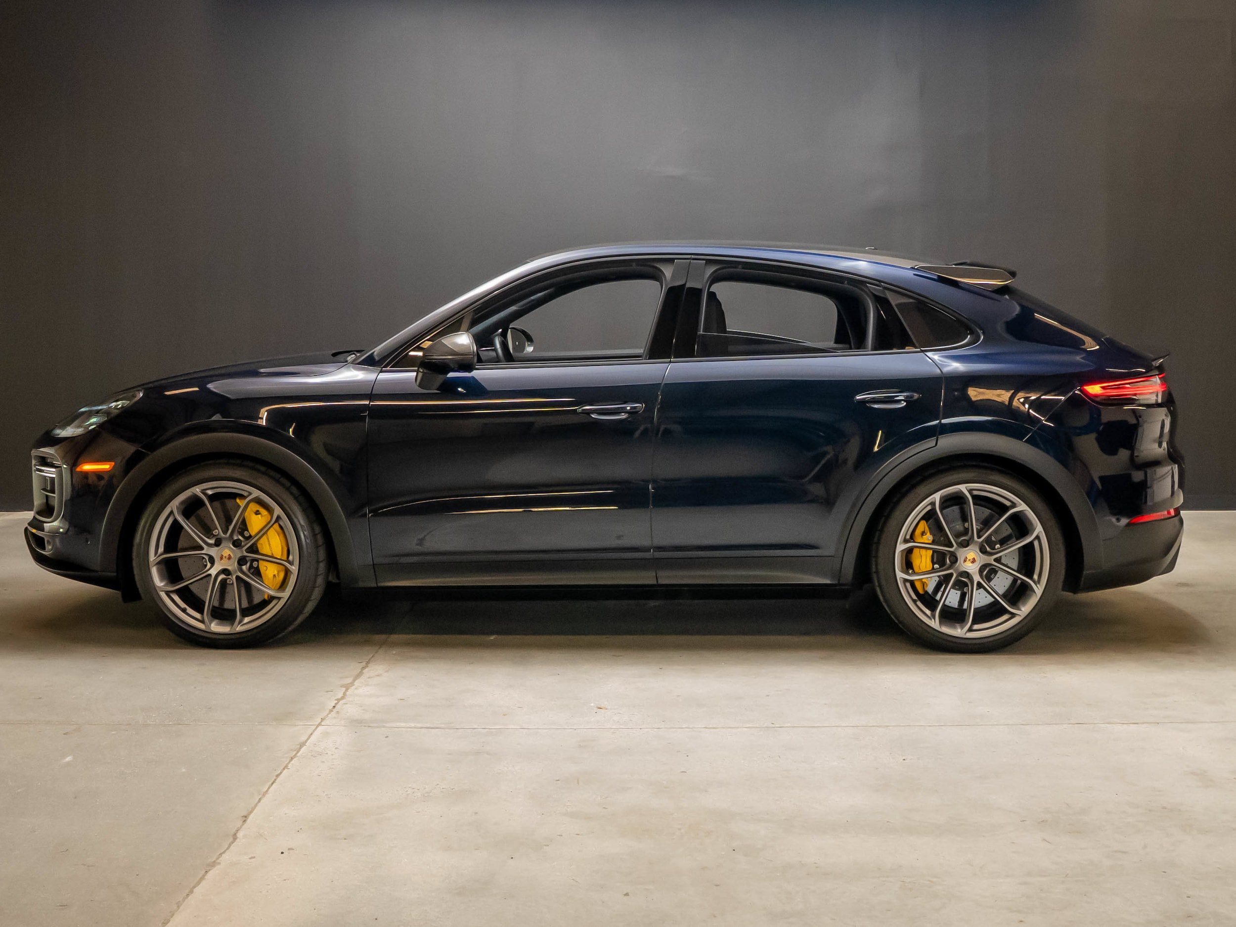 Used 2022 Porsche Cayenne Turbo GT AWD/4WD image 2