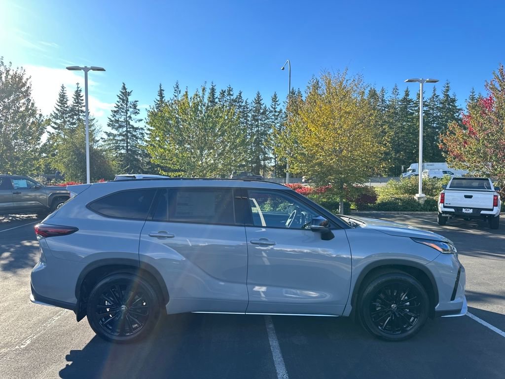 New 2025 Toyota Highlander XSE image 2