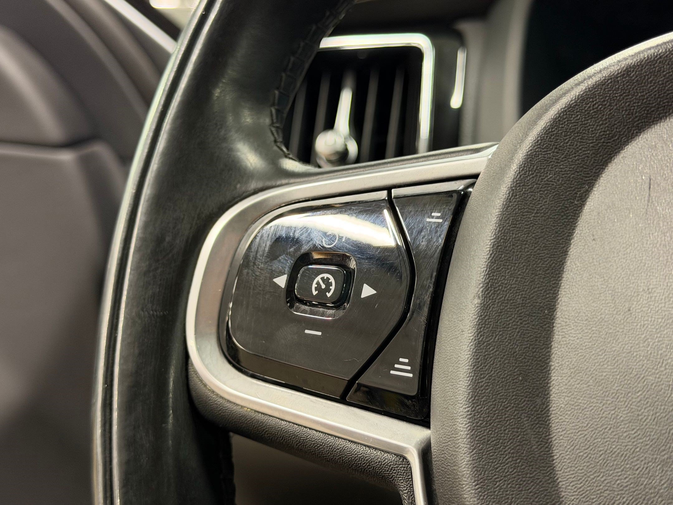 Used 2018 Volvo XC60 T6 Inscription w/ Convenience Package AWD/4WD image 14