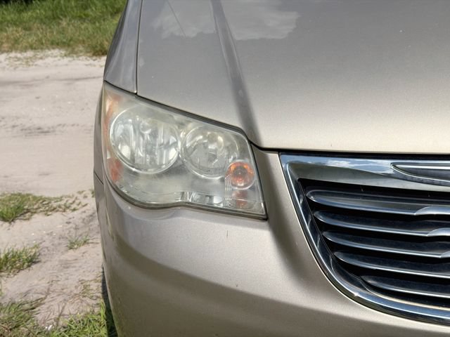 Used 2014 Chrysler Town & Country Touring-L FWD image 9
