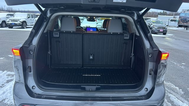 Used 2023 Toyota Highlander Limited image 13