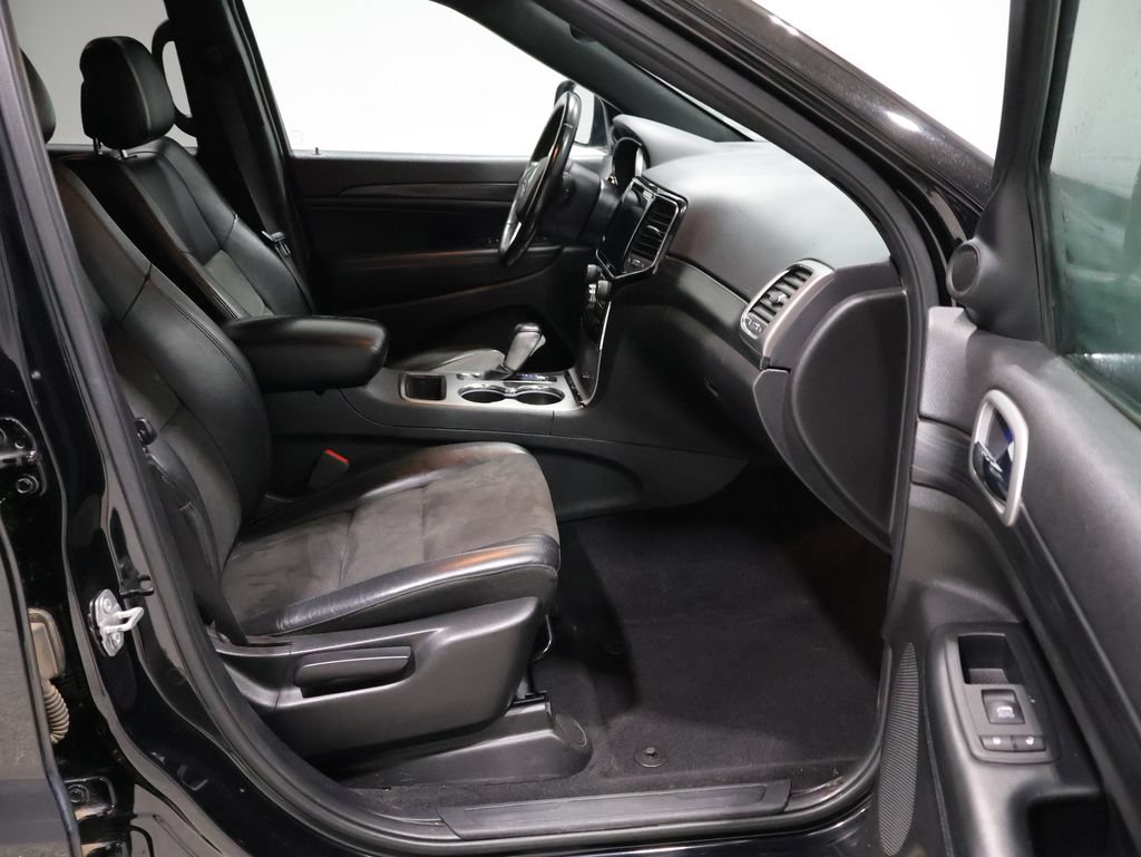 Used 2019 Jeep Grand Cherokee Altitude AWD/4WD image 4