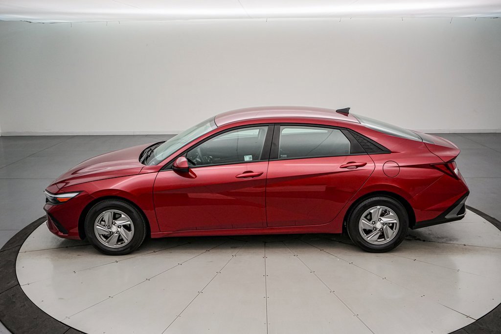 Used 2025 Hyundai Elantra SE image 7