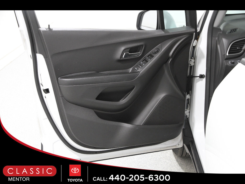 Used 2022 Chevrolet Trax LS w/ Tint and Cruise Package image 4