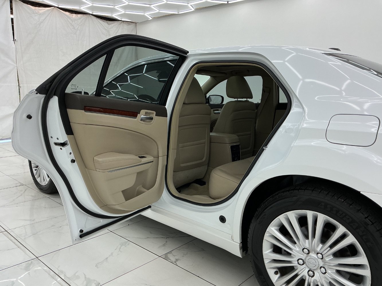 Used 2011 Chrysler 300 C AWD/4WD image 22