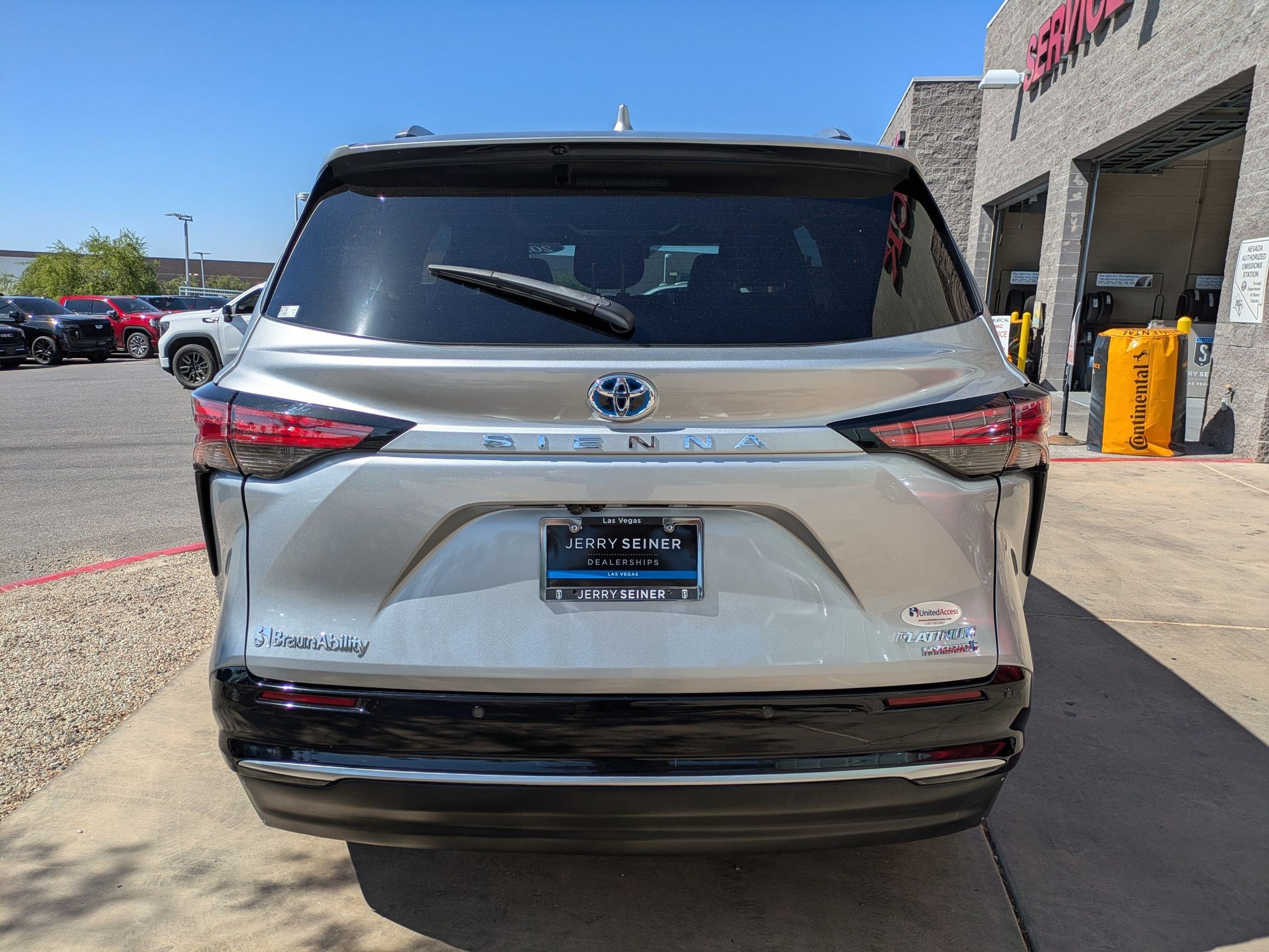 Used 2024 Toyota Sienna Platinum FWD image 4
