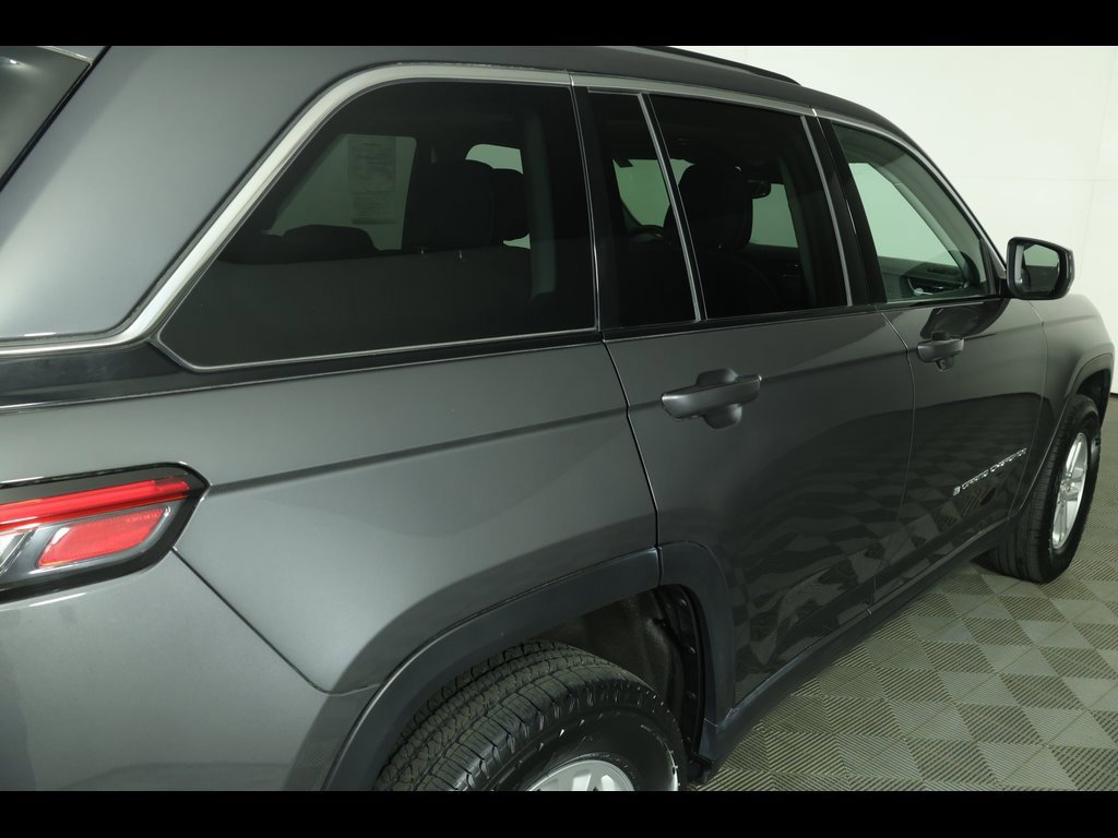Used 2023 Jeep Grand Cherokee Laredo image 2