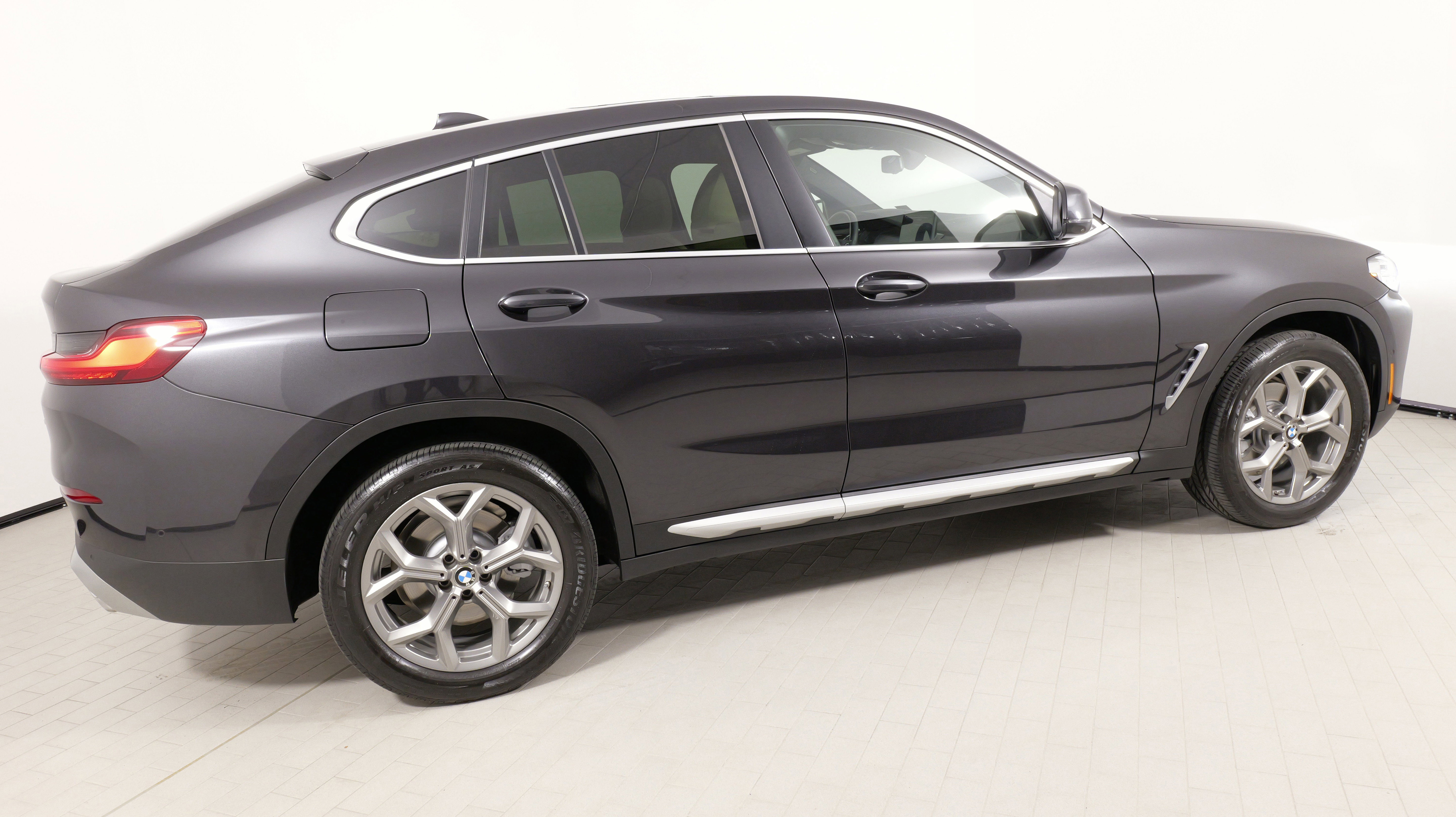 Used 2025 BMW X4 xDrive30i image 10