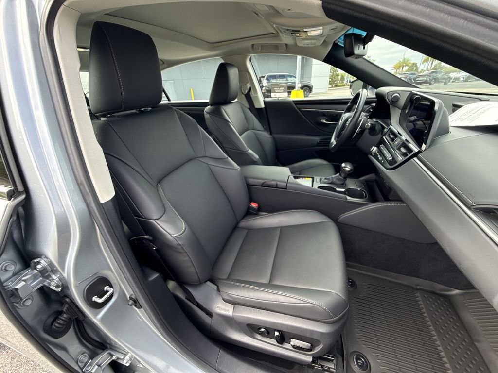 Used 2025 Lexus ES 350 w/ Premium Package image 16
