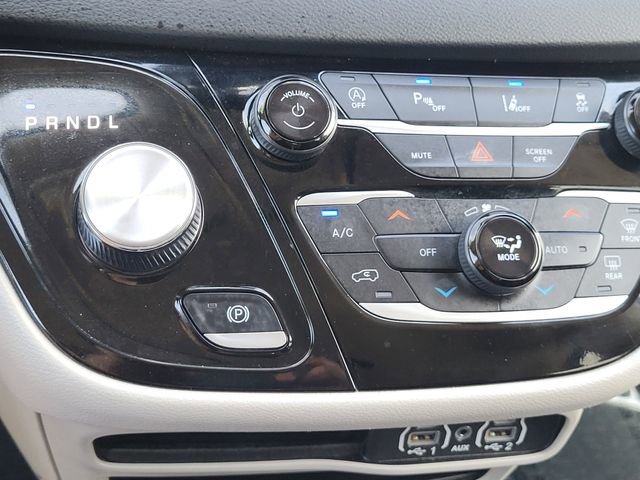 Used 2024 Chrysler Pacifica Touring-L image 14