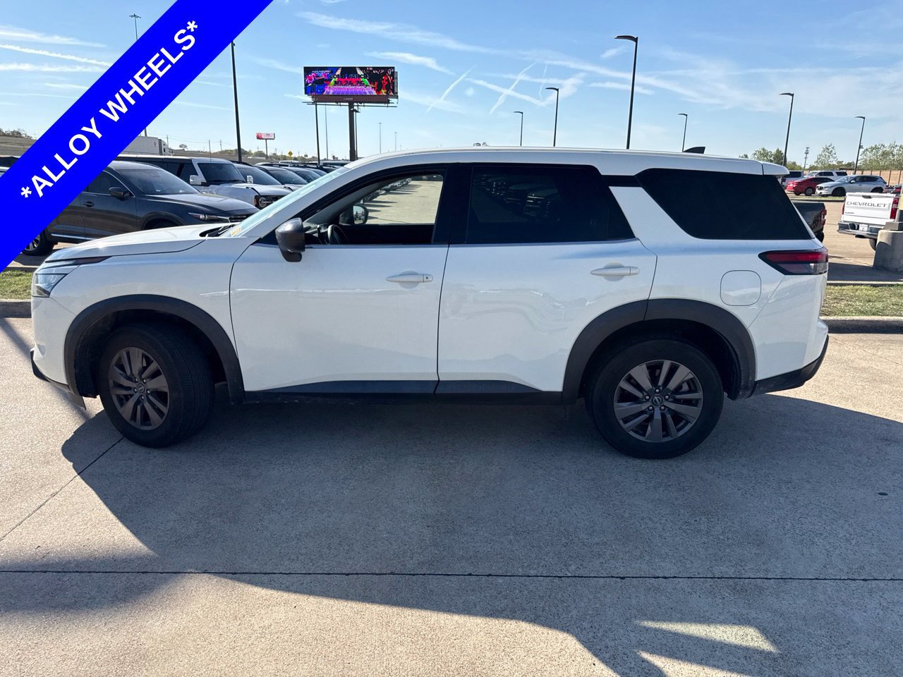 Used 2024 Nissan Pathfinder S FWD image 3