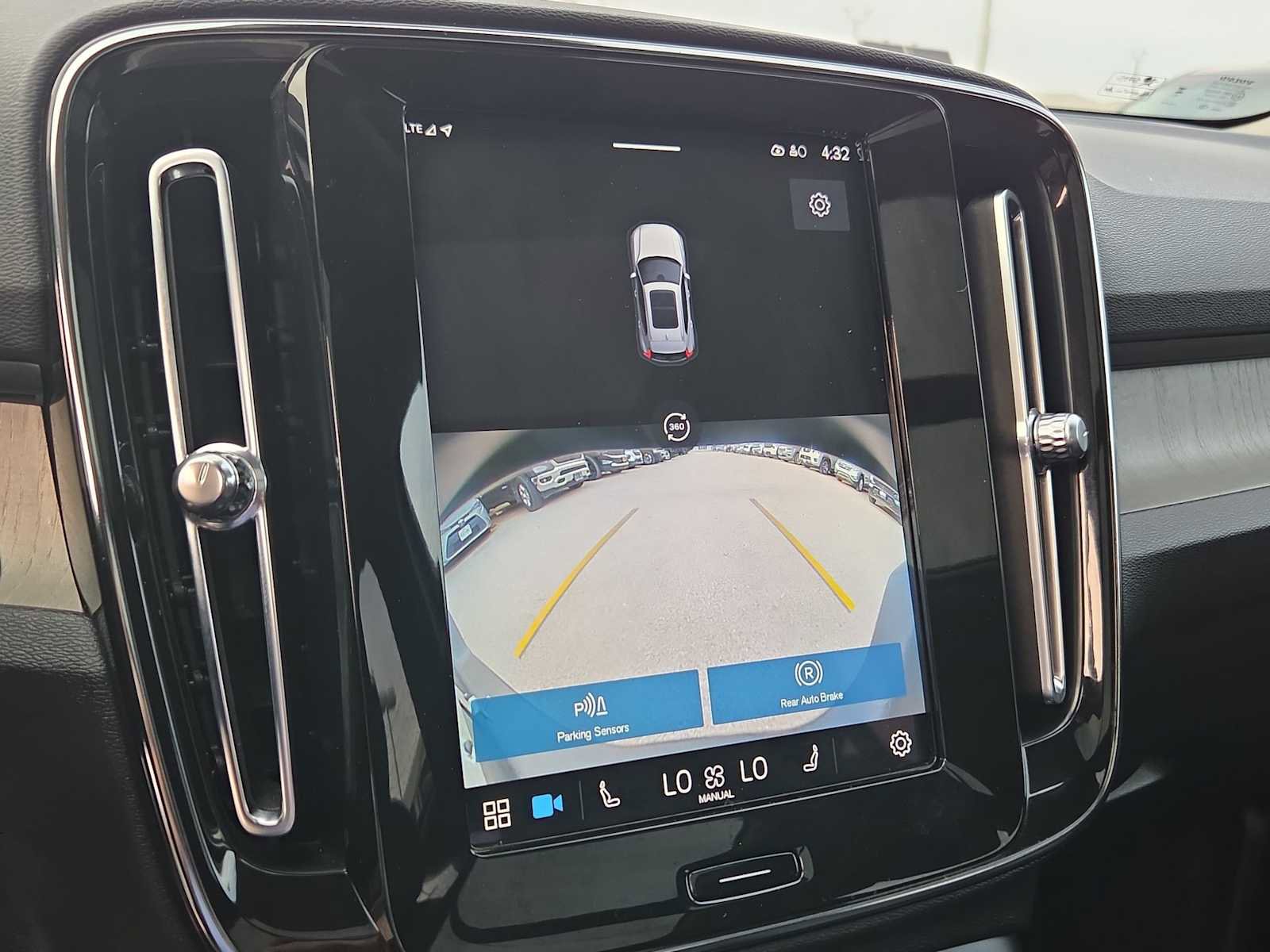 Used 2023 Volvo XC40 B4 Ultimate image 20