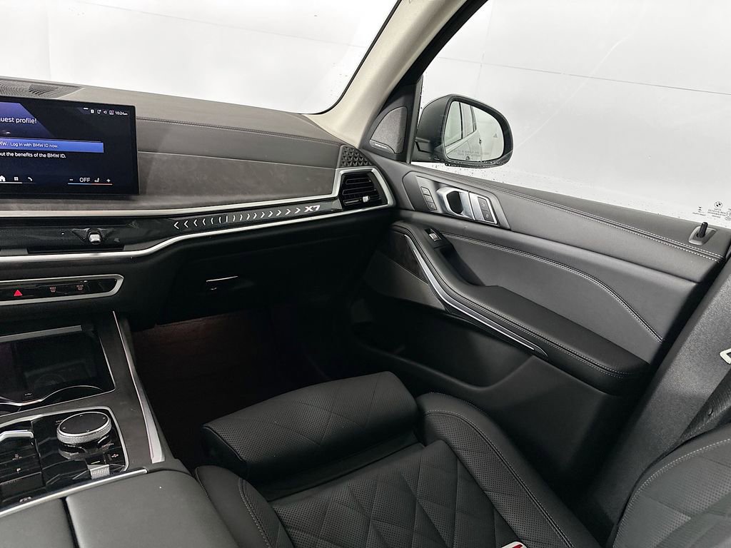 Used 2025 BMW X7 xDrive40i image 31