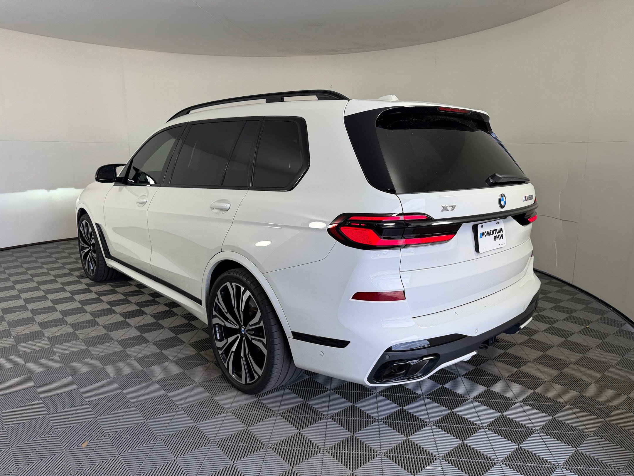 Used 2024 BMW X7 M60i w/ Executive Package AWD/4WD image 3
