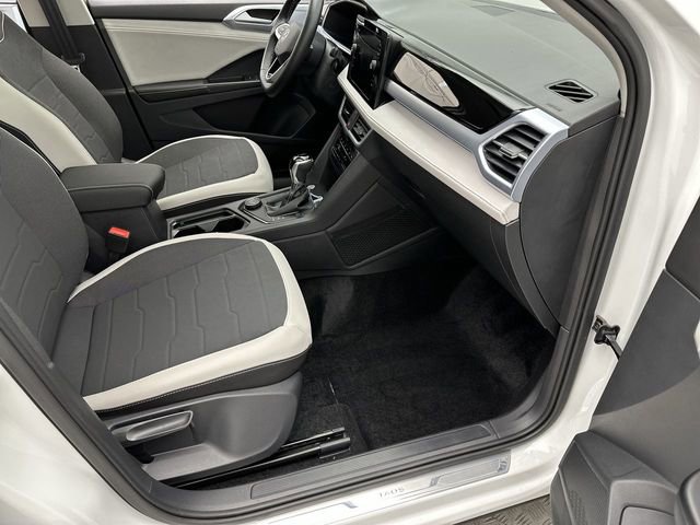 Used 2025 Volkswagen Taos SE image 25