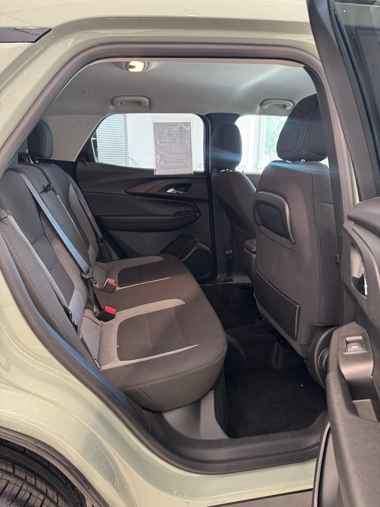 Used 2025 Chevrolet TrailBlazer LT w/ Convenience Package AWD/4WD image 3