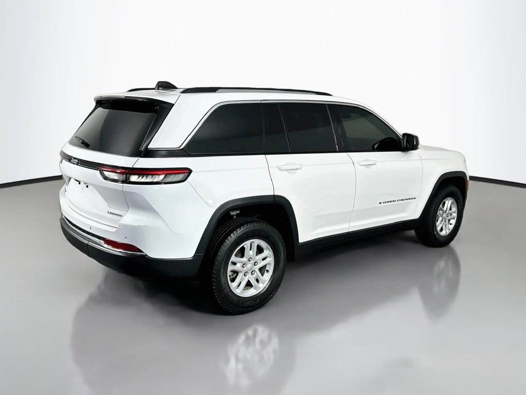 Used 2023 Jeep Grand Cherokee Laredo AWD/4WD image 7