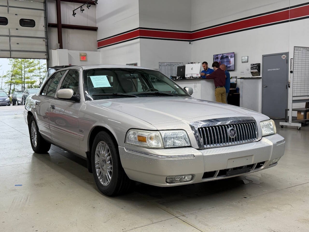 Used 2010 Mercury Grand Marquis LS RWD image 1