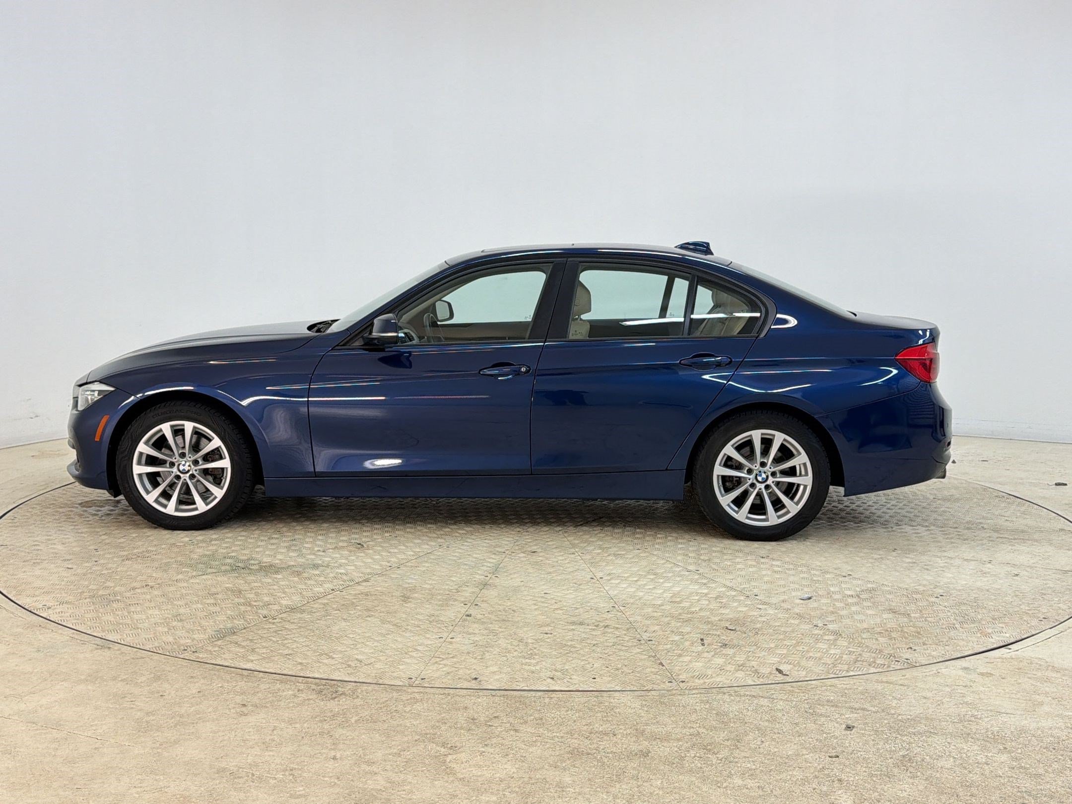 Used 2018 BMW 320i xDrive Sedan w/ Convenience Package AWD/4WD image 2