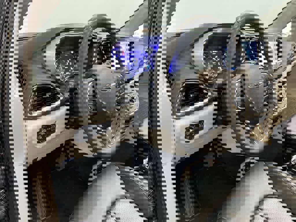 Used 2024 Chrysler Pacifica Touring-L image 2