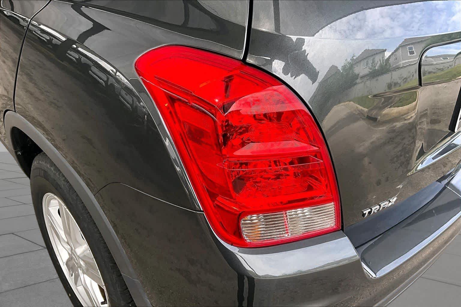 Used 2020 Chevrolet Trax LS FWD image 28