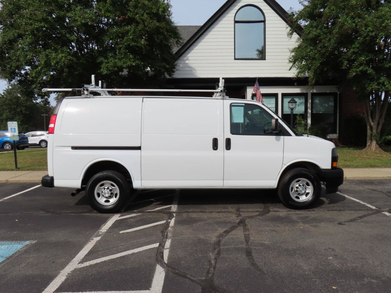 Used 2020 Chevrolet Express 3500 w/ Driver Convenience Package RWD image 9