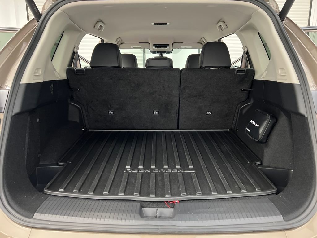 Used 2025 Nissan Rogue SV image 28