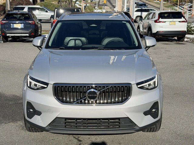 Used 2023 Volvo XC40 B5 Plus image 2