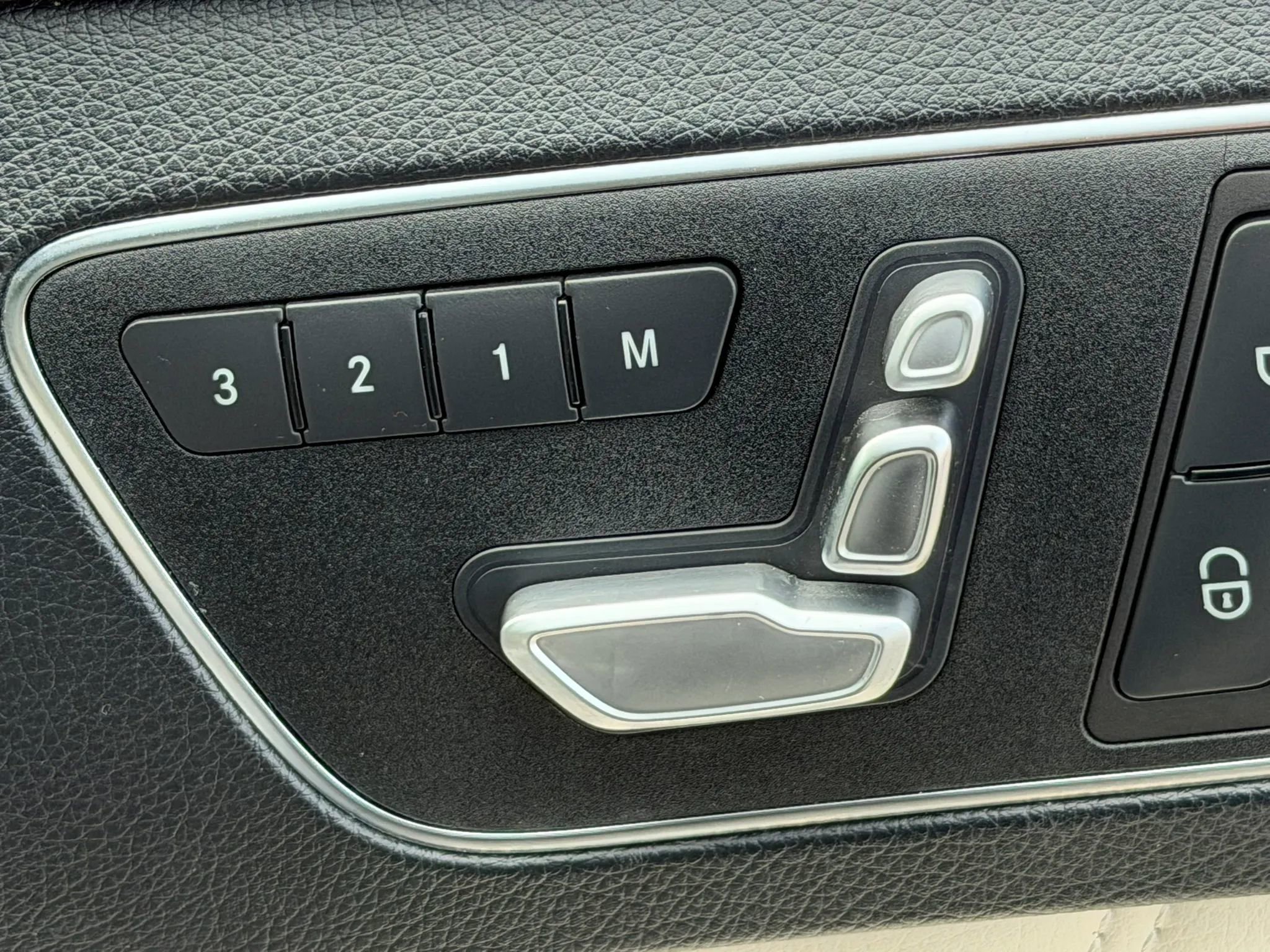 Used 2014 Mercedes-Benz E 350 Sedan image 25