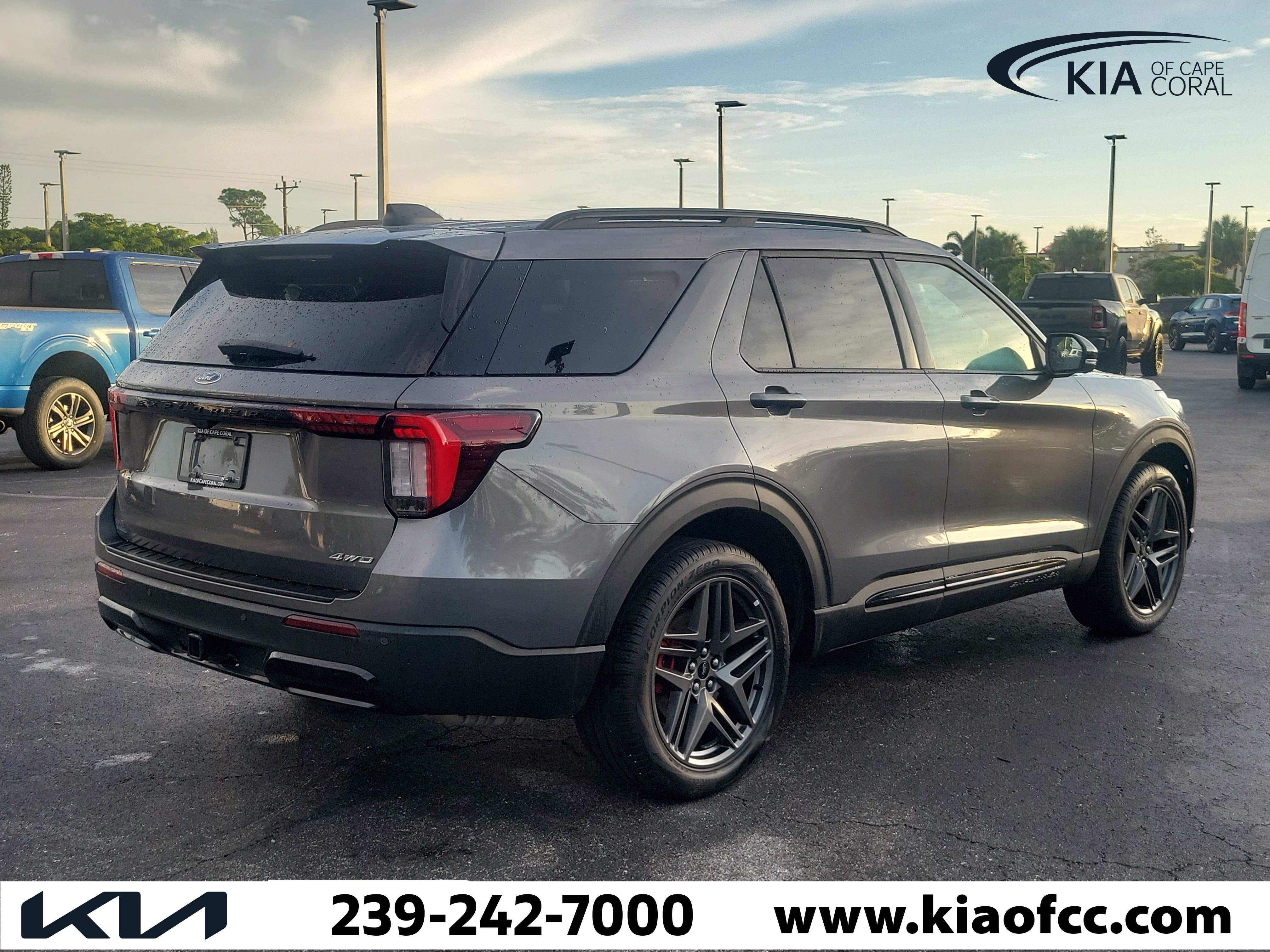 Used 2025 Ford Explorer ST-Line w/ ST-Line Street Pack AWD/4WD image 6