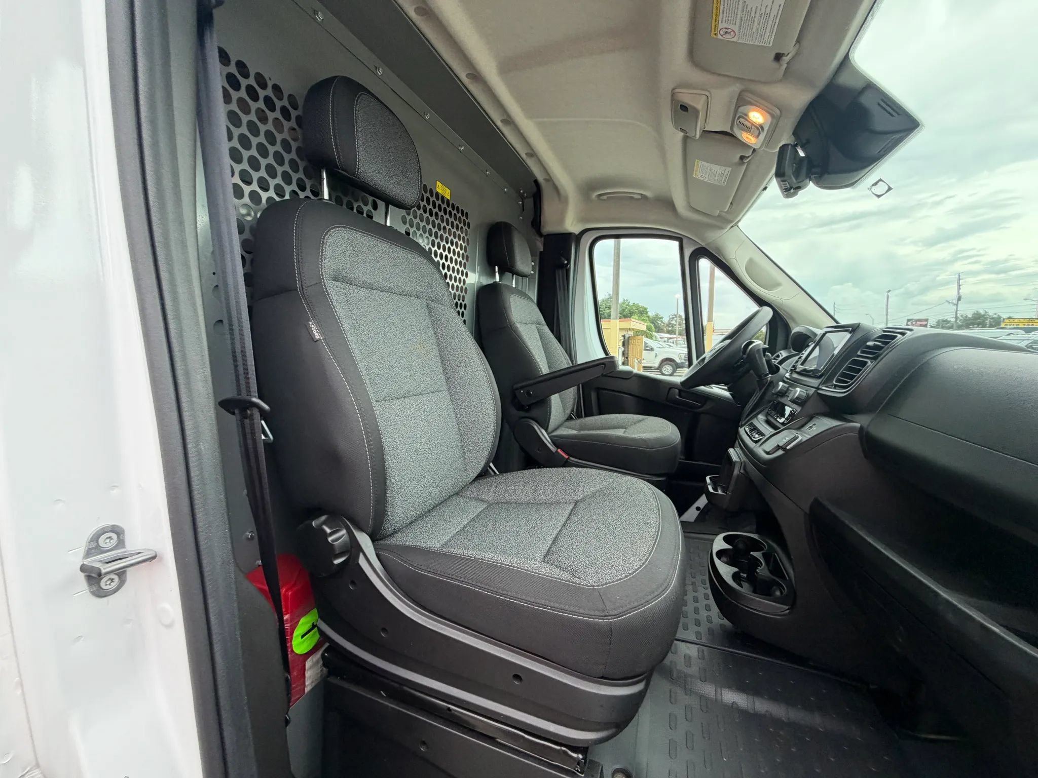 Used 2024 RAM ProMaster 2500 136 w/ Safety Group FWD image 21
